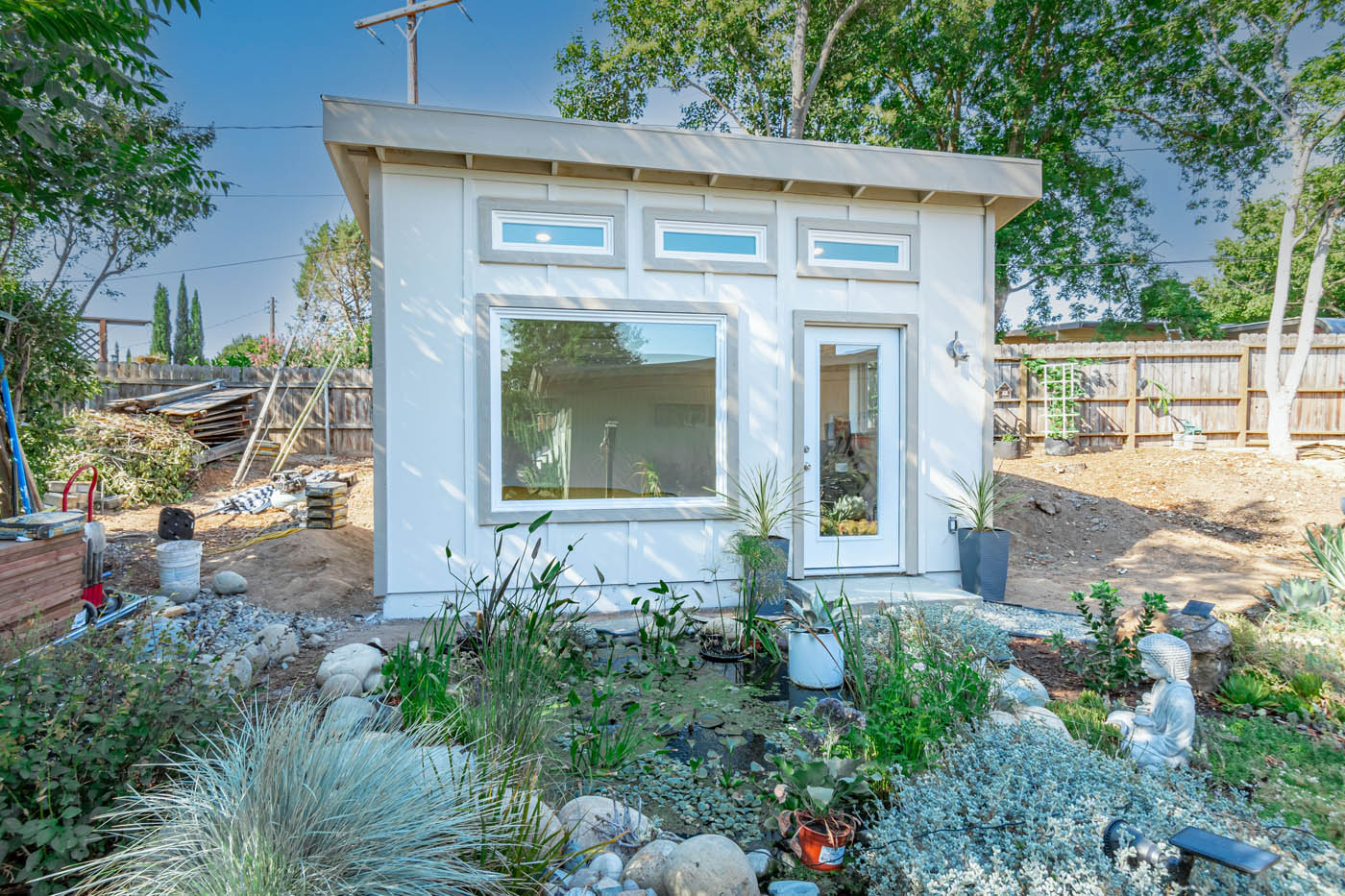 A Collegeville / Quakertown detached ADU in a California backyard by a pool, learn more about our best tiny home builder in Collegeville / Quakertown.